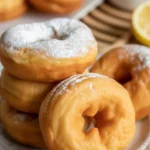 Oponki serowe z twarogu i mąki pszennej, pyszne pączki z dziurką do podania.