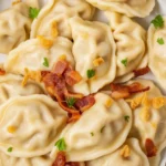 Pierogi ruskie - polskie dumplings z ziemniakami i serem, idealne na obiad.