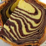 Wilgotna babka zebra z jasnym i ciemnym ciastem, idealna na święta.