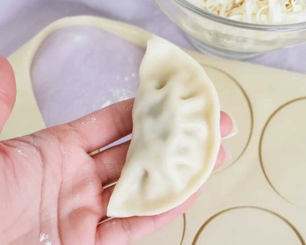 Przepis na idealne ciasto na pierogi z mąki, oliwy i gorącej wody.