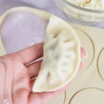 Przepis na idealne ciasto na pierogi z mąki, oliwy i gorącej wody.