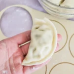 Przepis na ciasto na pierogi z mąki pszennej i gorącej wody.