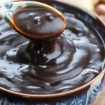 Sos teriyaki w butelce, idealny do dań kuchni japońskiej.