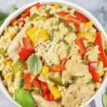 Kremowe risotto z kurczakiem, cebulą i ryżem arborio na talerzu.