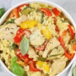 Risotto z kurczakiem i warzywami w talerzu, apetyczne i kolorowe danie.