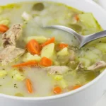 Zupa ogórkowa z kiszonymi ogórkami i ziemniakami podana w misce.